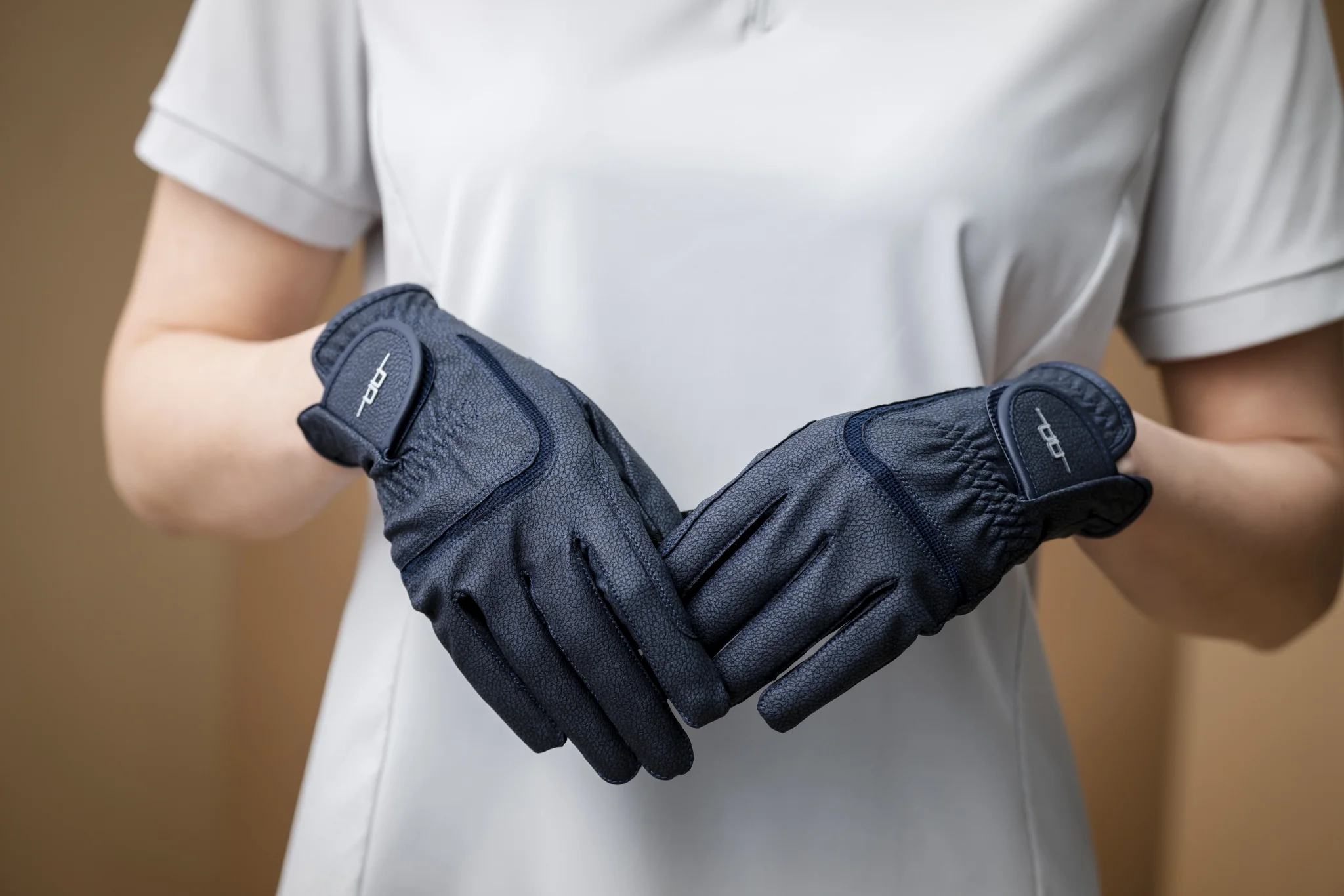 AA Platinum Glove - Image 3